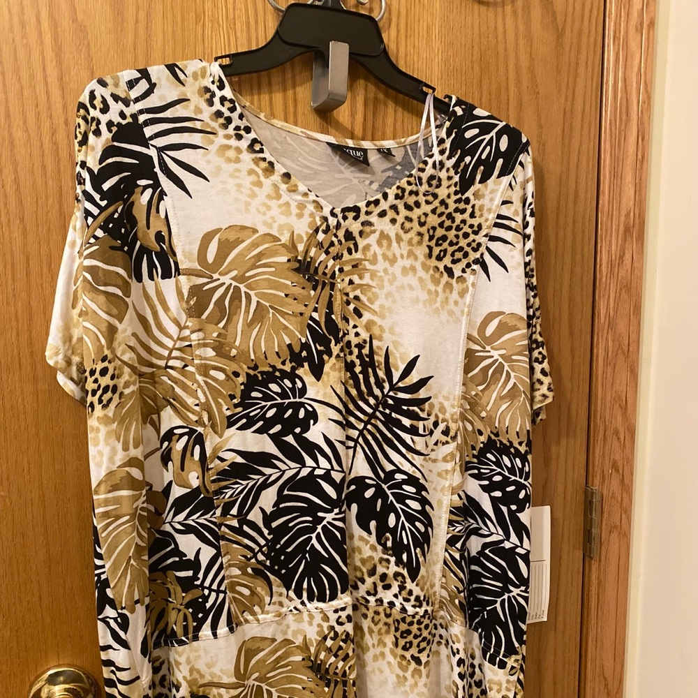 1X NWT Onque Casuals Cold short sleeved top.